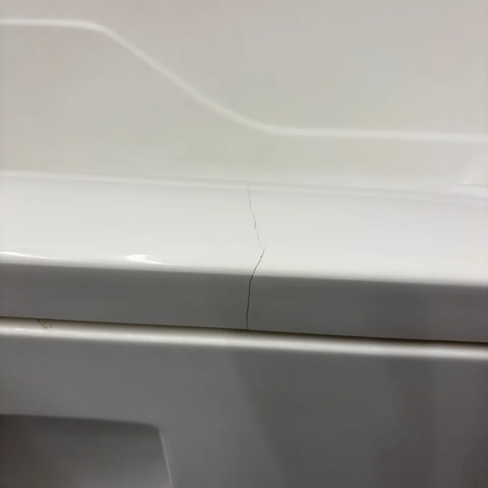 욕조 테두리 균열 복원 전. 욕조 테두리 윗면과 측면을 가로지르는 균열이 보이는 상태