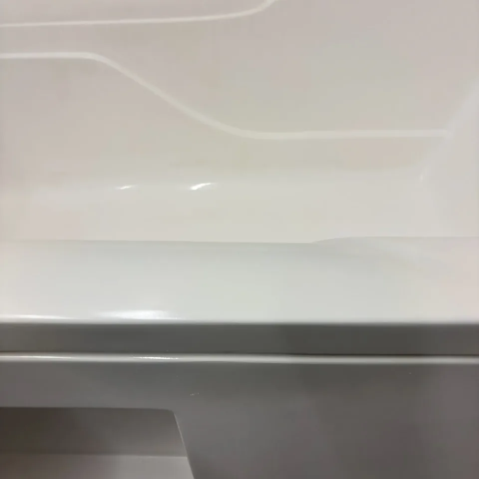 욕조 테두리 균열 복원 후. 같은 테두리가 이어진 면으로 정리된 상태